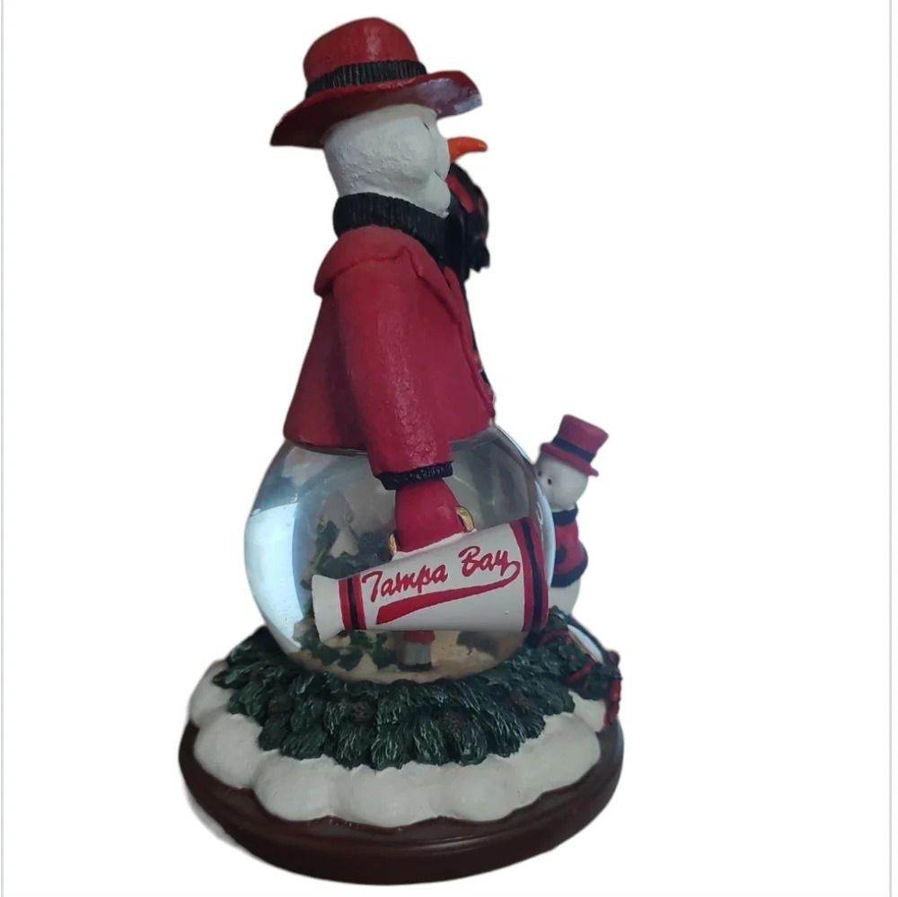 Tampa Bay Buccaneers Christmas Snowman Cheer Snow/Water Globe. - Picture 4 of 7